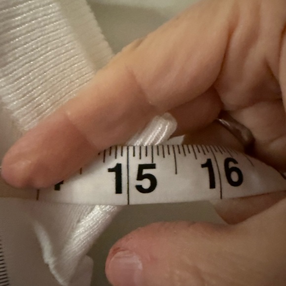 Elegant White Sleeveless Top - Picture 3 of 5